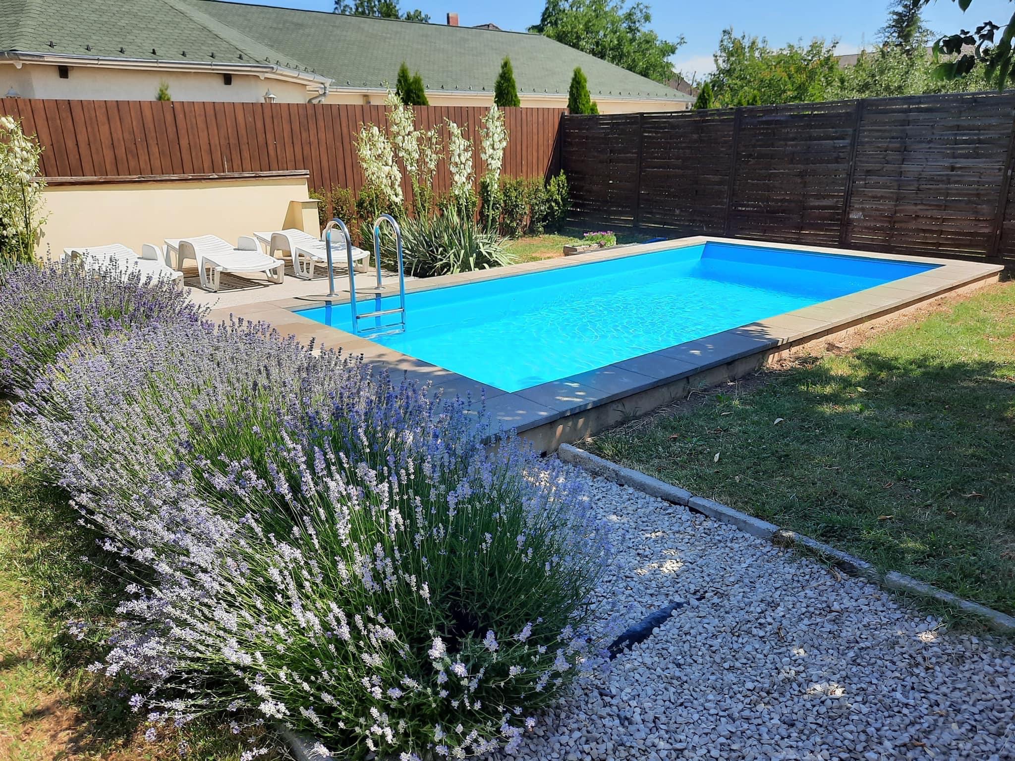 Hársh Villa kert, medence